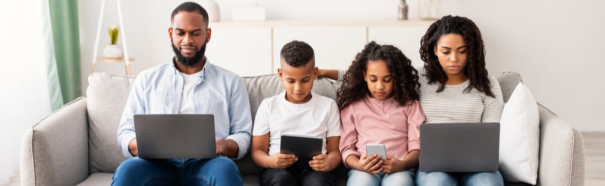 Vodafone SuperWifi: family on couch using devices