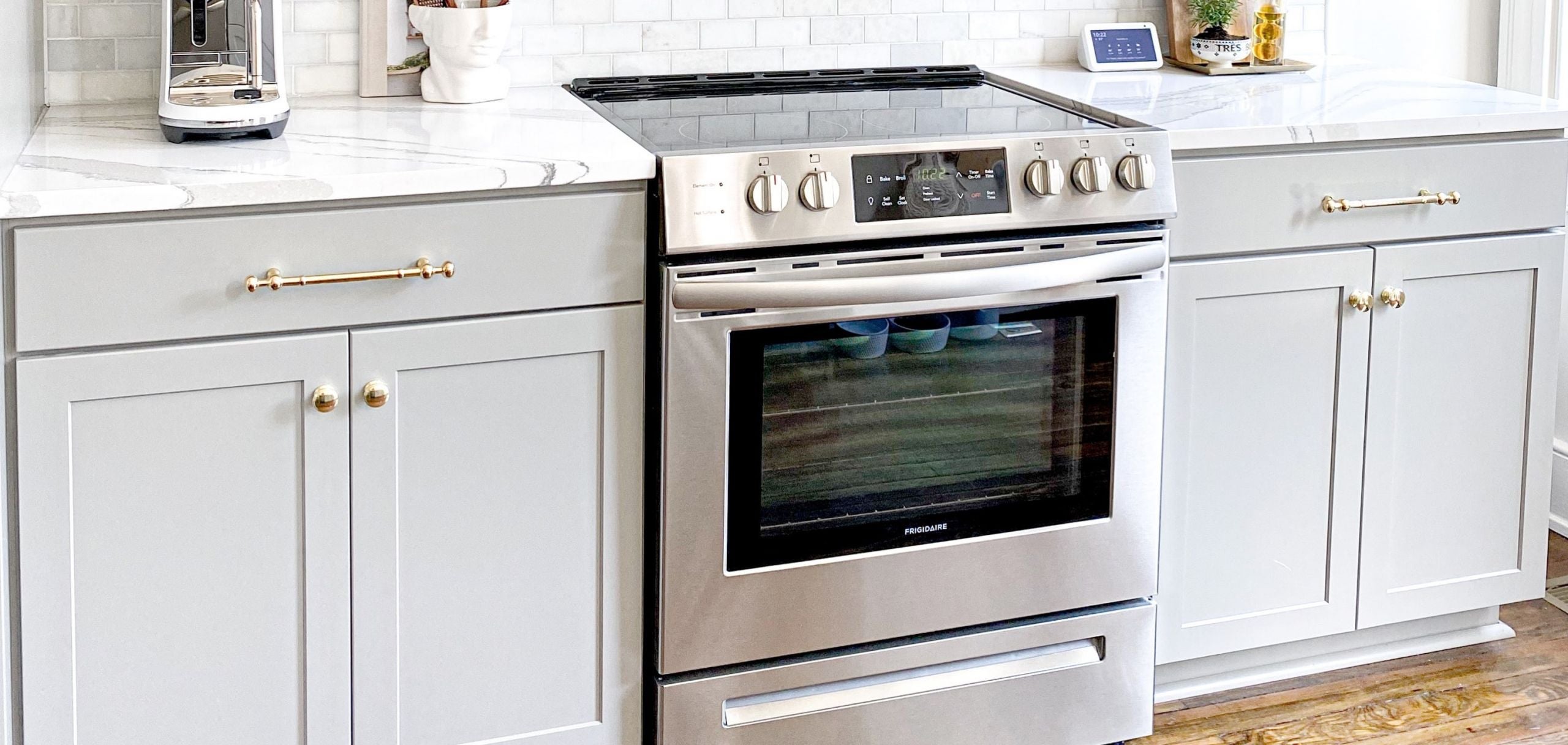 best ovens - freestanding oven in a kitchen